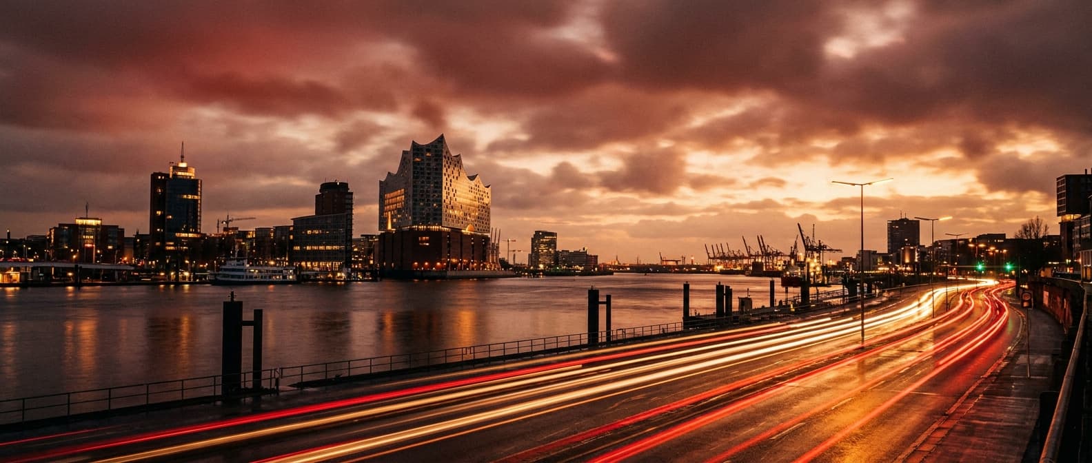 Hamburg bei Nacht – Lichtspuren an der Elbphilharmonie